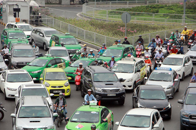 Ngàn người hóa điên ở cửa ngõ Tân Sơn Nhất chiều 25 Tết